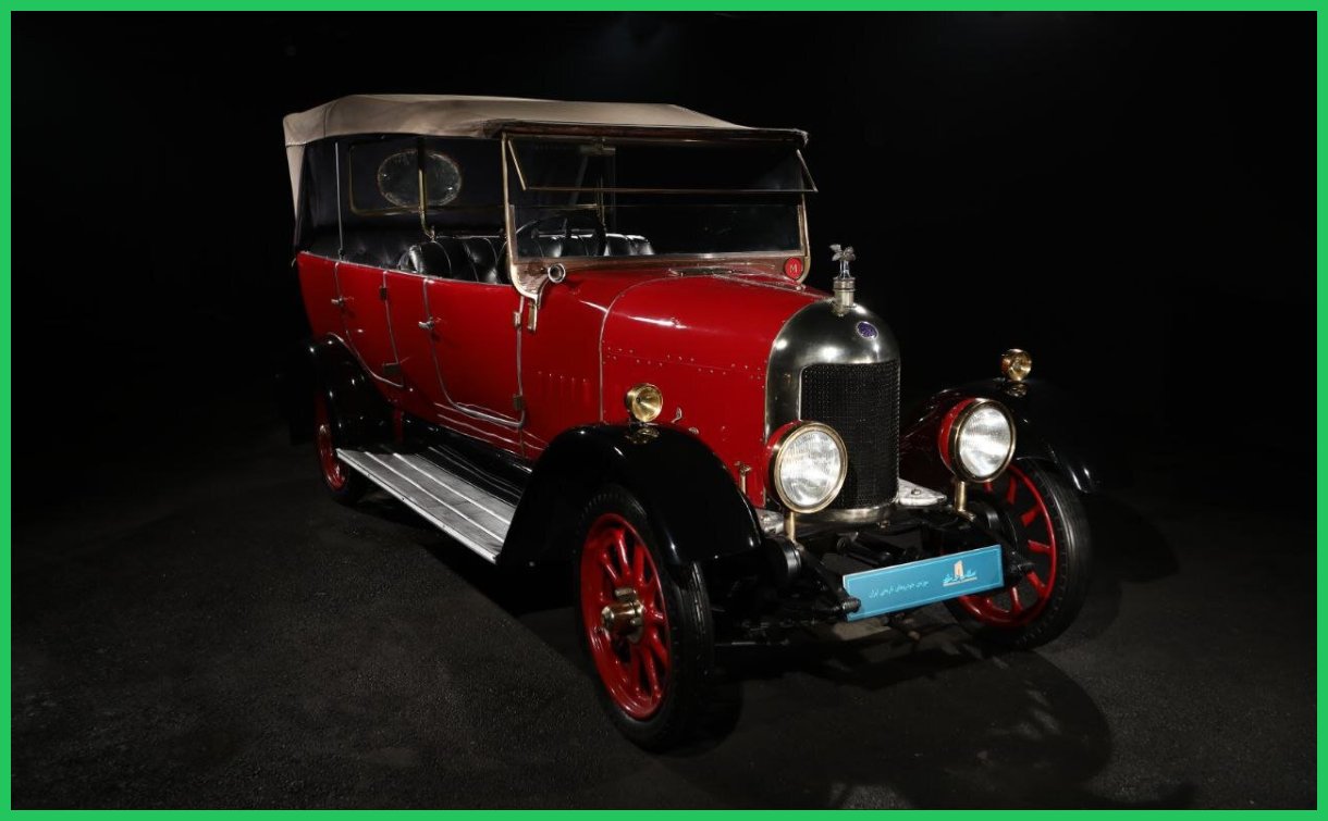 نمایش تصاویر موزه خودروهای تاریخی در مترو تهران